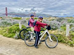 [Photo : cyclistes devant le Golden Gate Bridge]