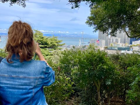 voyageurse sur une colline avec vue sur Downtown San Francisco