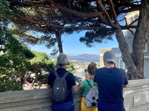 voyageurs sur une colline avec vue sur le Golden Gate Bridge