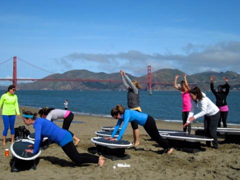 [Photo : entrainement de gym sur la plage de Crissy Field]