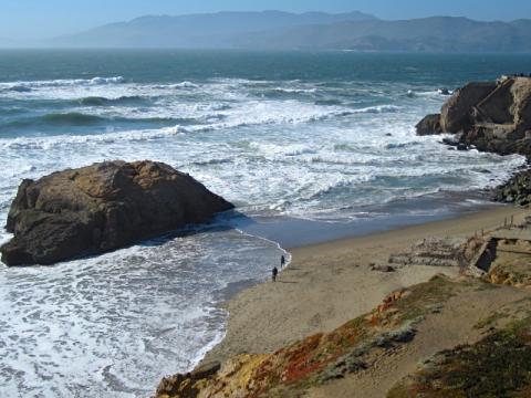 [Photo : Vagues sur la plage d'Ocean Beach]