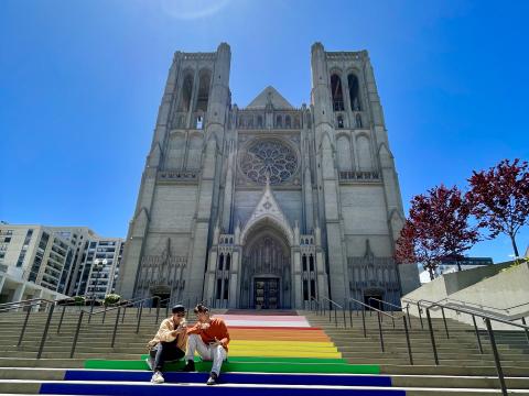 Drapeau arc en ciel sur les marches de Grace Cathedral à 