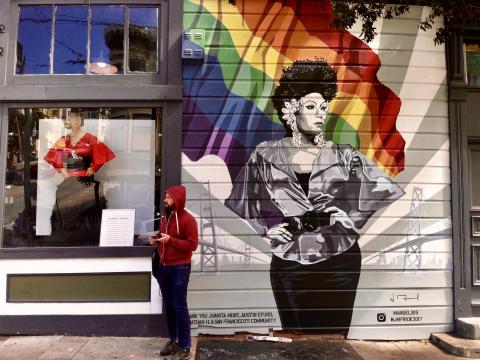 [Photo :  fresque murale avec drapeau arc en ciel LGBTQ Castro San Francisco]