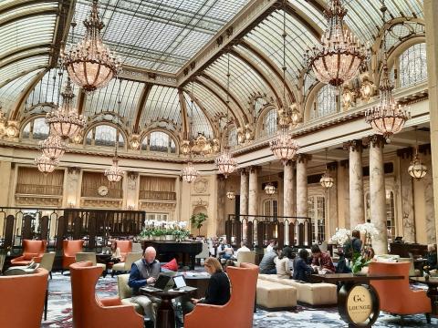 [Photo : un grand hôtel à San Francisco]