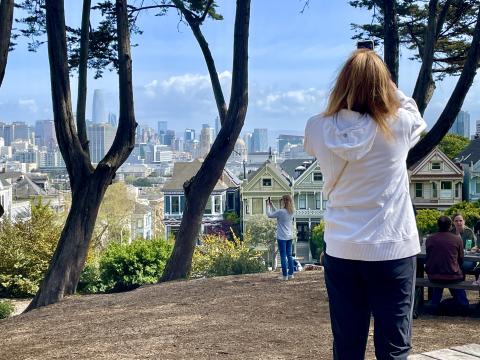 [Photo : Voyageuse prenant une photoà San Francisco]
