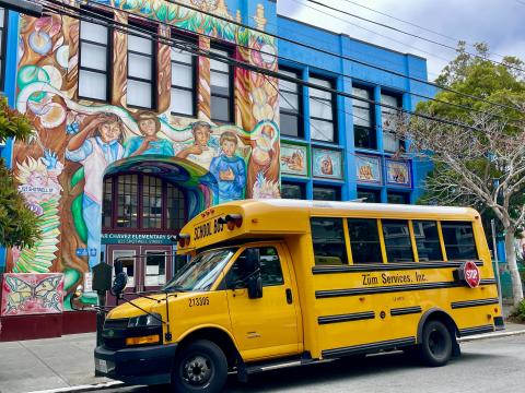 [Photo : Bus scolaire dans le quartier de Mission]