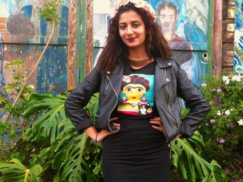 [Photo : Jeune fille avec T-shirt de Frida Kahlo Mission San Francisco]
