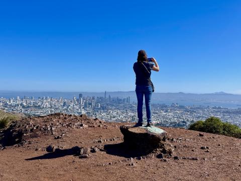 [Photo : Vue à 360° au dessus de San Francisco depuis Twin Peaks]