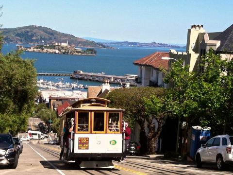 Photo : Cable car avec vue sur la Baie de San Francisco